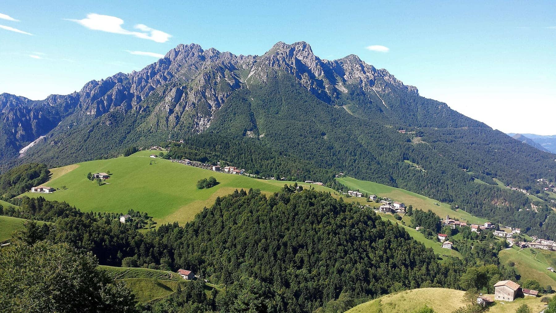 Le cime rocciose del monte Alben dai prati del Monte di Zambla, con boschi e contrade di Oltre il Colle