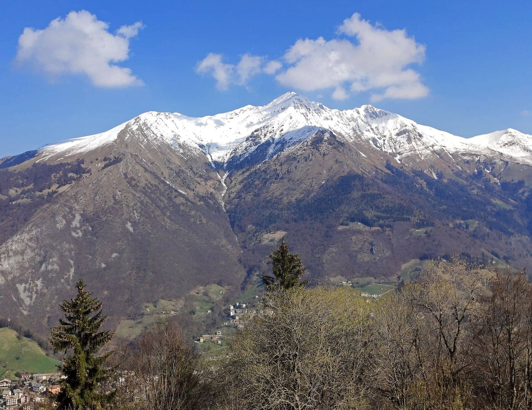 La Cima di Menna innevata vista dalla Conca dell'Alben, con le case di Oltre il Colle nel fondovalle