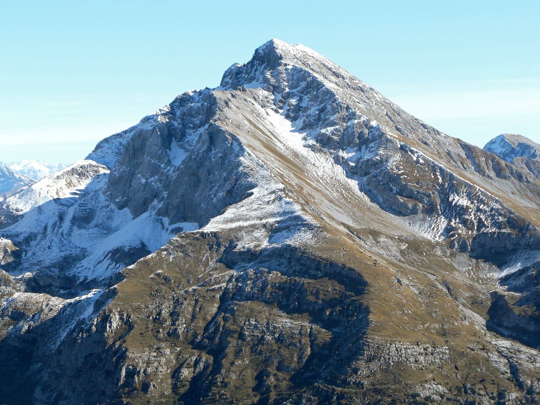 La piramide rocciosa del Pizzo Arera con le prime nevi d'autunno, vista dalla Cima di Menna