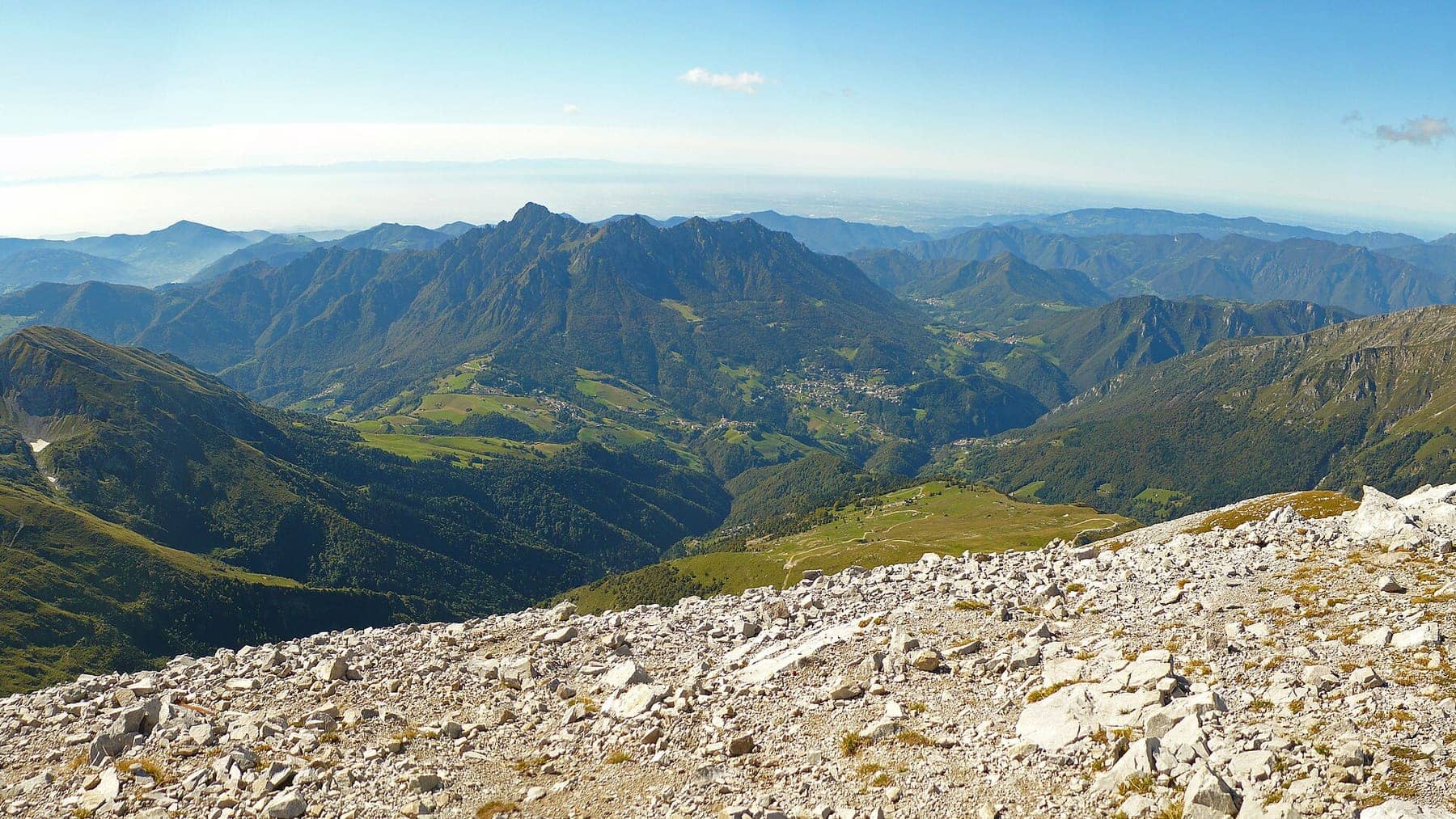 La conca di Zambla e il monte Alben sotto la neve, visti dalle pendici del Pizzo Arera