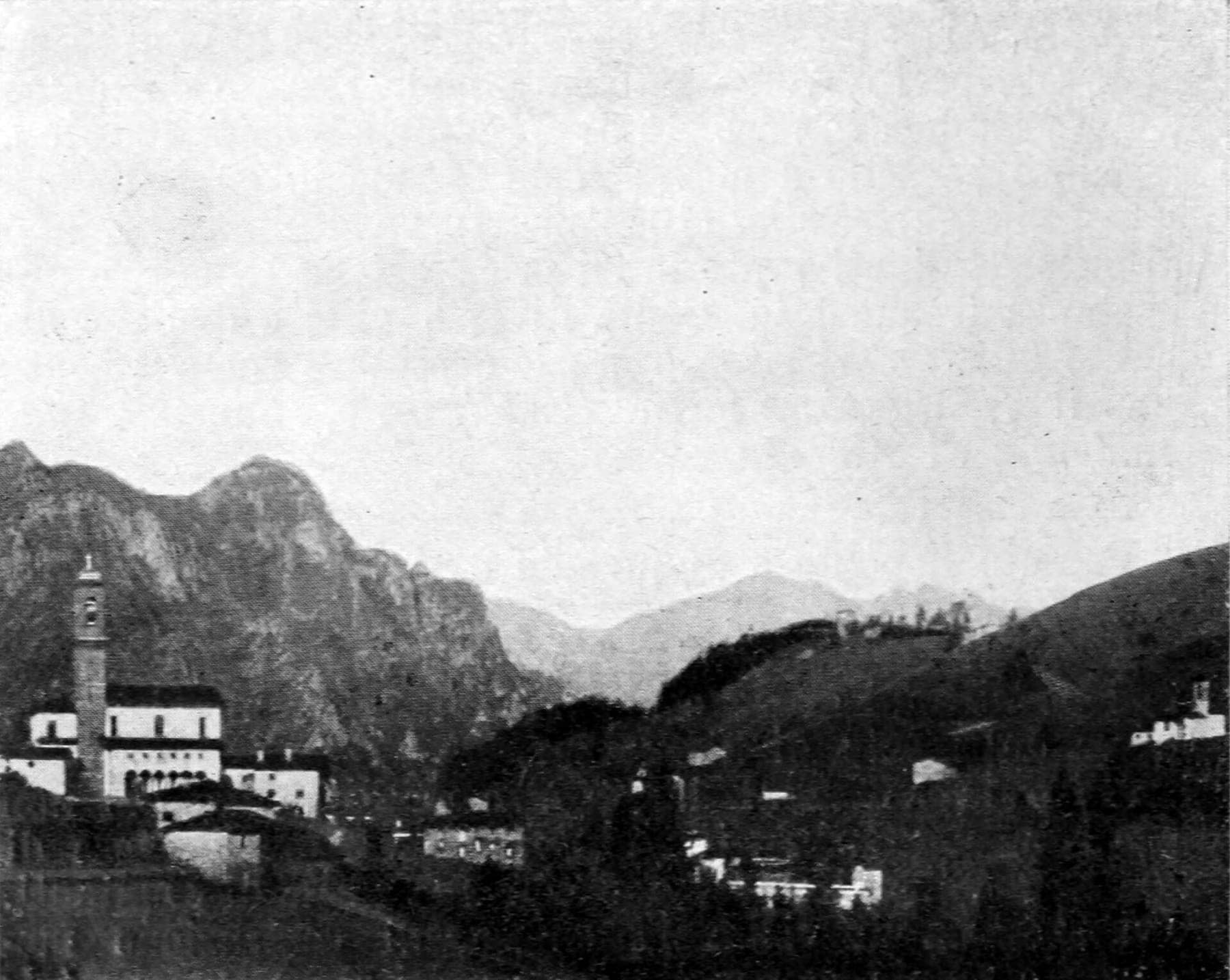Oltre il Colle in una fotografia del 1900: la chiesa con il campanile, le case e i monti della Val Serina
